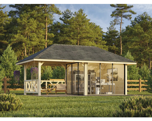 Trädgårdshus i trä med skjutdörrar och kontorsinredning i trädgården