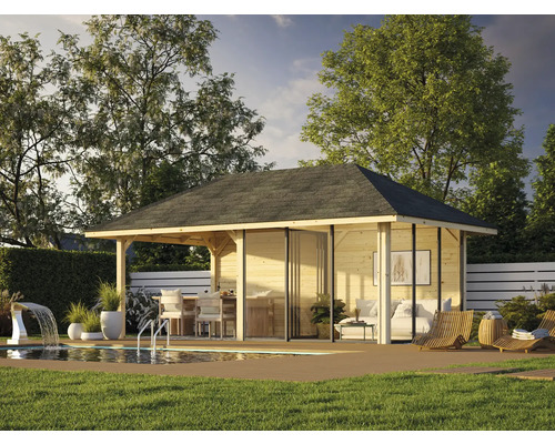 Trädgårdspaviljong i trä med skjutdörrar bredvid en pool och trädgårdsmöbler