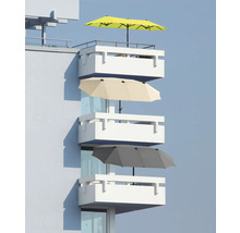 Flera balkonger med parasoller i gult, beige och grått på huset