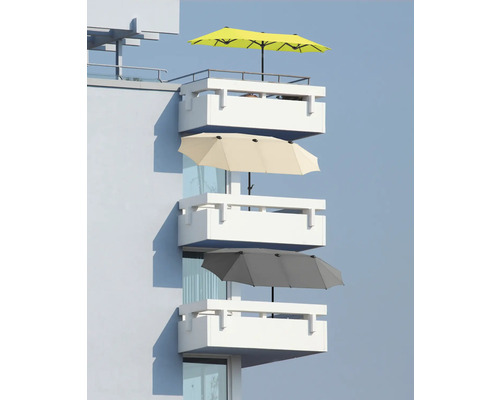 Flera balkonger med parasoller i gult, beige och grått på huset