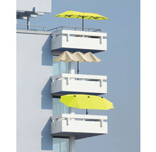 Fasad på en byggnad med balkonger och parasoller