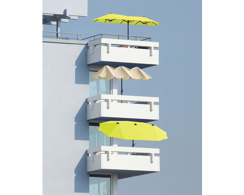 Fasad på en byggnad med balkonger och parasoller