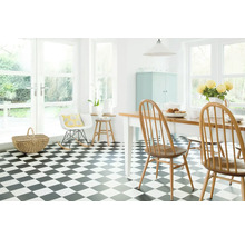 Ljust rum med schackrutigt golv, matbord och stolar