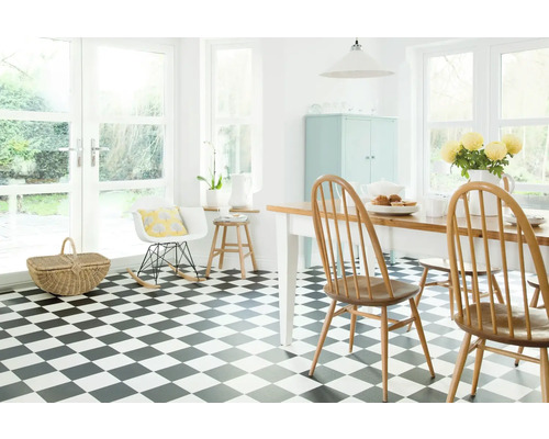 Ljust rum med schackrutigt golv, matbord och stolar