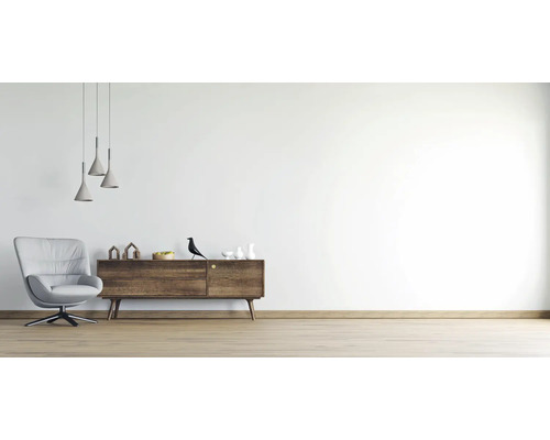 Vardagsrum med fåtölj, byrå och hänglampor