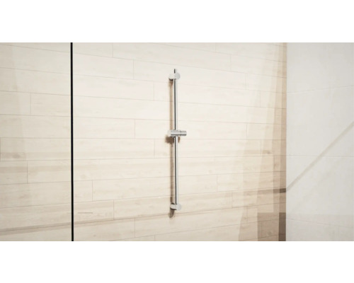 Duschstång med justerbart fäste på en kakelvägg