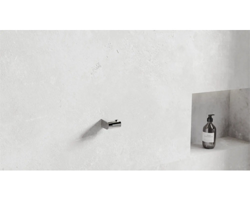 Scene med handdukskrok och tvålbehållare i badrummet