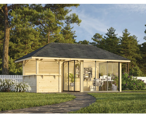 Trädgårdshus i trä med fönster och dörr i trädgården