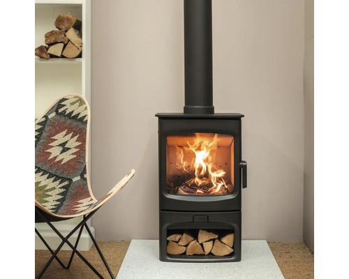 Vedspis med ved och eld i vardagsrummet