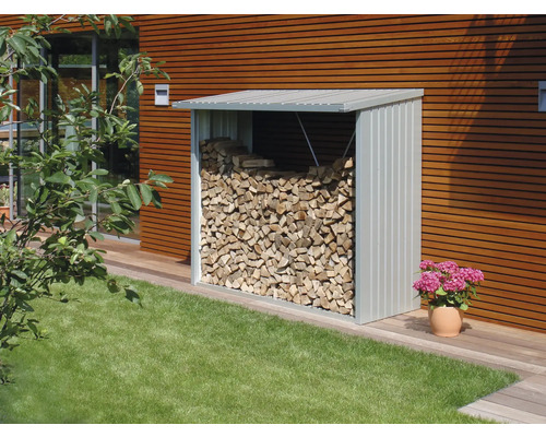 Metallträförvaring fylld med ved i trädgården