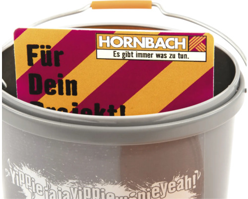 Grå hink med metallbygel och Hornbach reklamblad