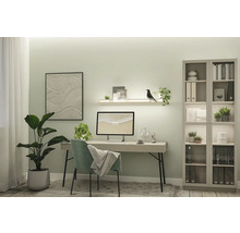 Ett ljust arbetsrum med ett skrivbord, en stol, en hylla och en bokhylla.