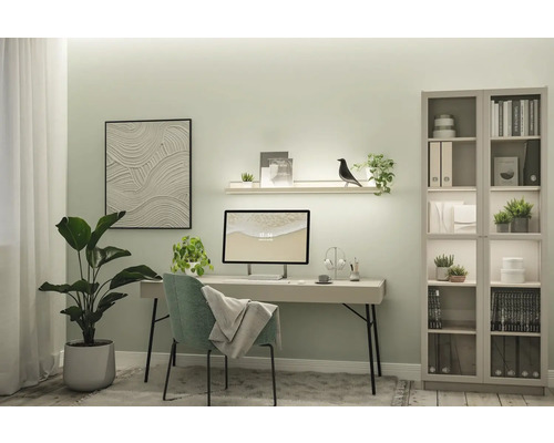 Ett ljust arbetsrum med ett skrivbord, en stol, en hylla och en bokhylla.