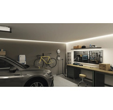 Garage med bil, cykel, arbetsbänk och verktygsvägg