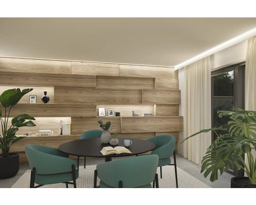 Modern matsal med trävägg, runt bord och gröna stolar