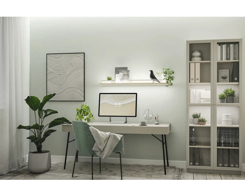 Ljust arbetsrum med skrivbord, dator, hylla och dekorationer