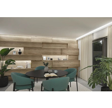 Modern matsal med trävägg, runt bord och gröna stolar