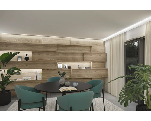 Modern matsal med trävägg, runt bord och gröna stolar