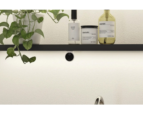 Dekorativa kosmetiska produkter från märket Meraki på en hylla med LED-belysning