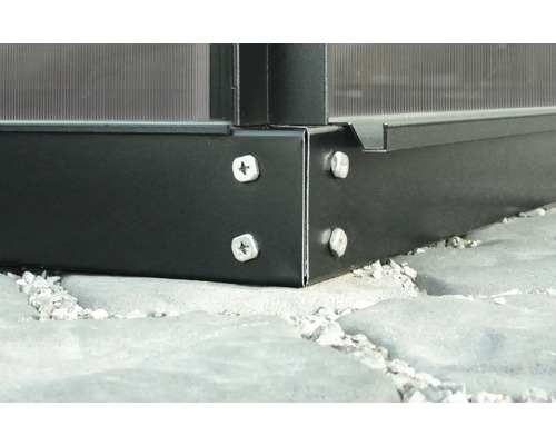 Detaljvy av ett växthushörn med skruvar