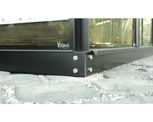 Detaljvy av ett växthus med svart ram och inskriptionen Vitavia