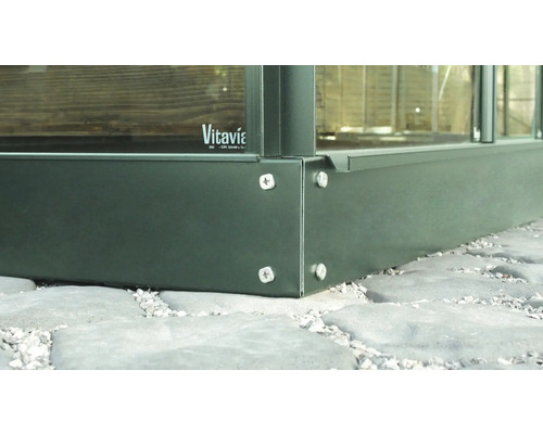 Detaljvy av grunden till ett Vitavia-växthus.