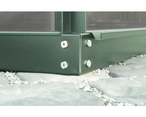 Detaljvy av en växthuskonstruktion med skruvfastsättning i grunden