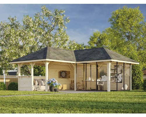 Rymlig trädgårdspaviljong i trä med tak, glasväggar och sittgrupp i trädgården