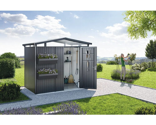 Öppet trädgårdsskjul i trädgården med hyllor, blomlådor och trädgårdsredskap