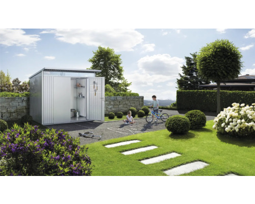 Trädgårdsscen med metallredskapsbod, lekande barn och gräsmatta