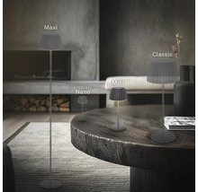 Olika versioner av bordslampan med plisserad lampskärm i vardagsrummet: Nano, Mini, Classic och Maxi.