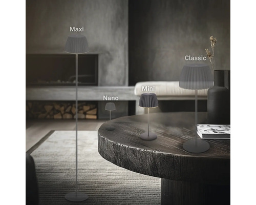Olika versioner av bordslampan med plisserad lampskärm i vardagsrummet: Nano, Mini, Classic och Maxi.