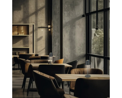 Interiör med bord, stolar och bordslampor