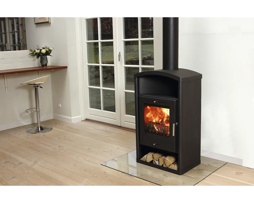 Vedspis i vardagsrum med vedträn och golvplatta i glas