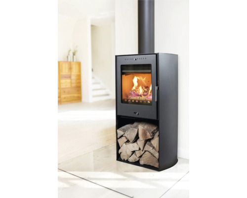 Svart kamin med vedförvaring i vardagsrummet