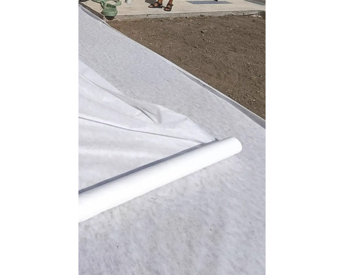 Rullbar ogräsduk för utläggning i trädgården.