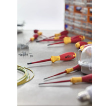 Flera Wiha skruvmejslar på en arbetsbänk