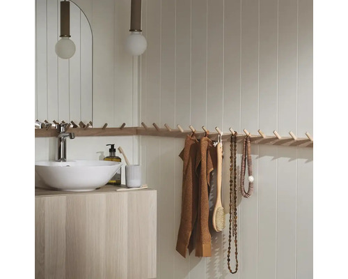 Badrum med handfat, spegel och klädhängare