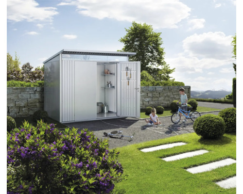 Trädgårdsscen med redskapsbod, lekande barn och trädgårdstillbehör