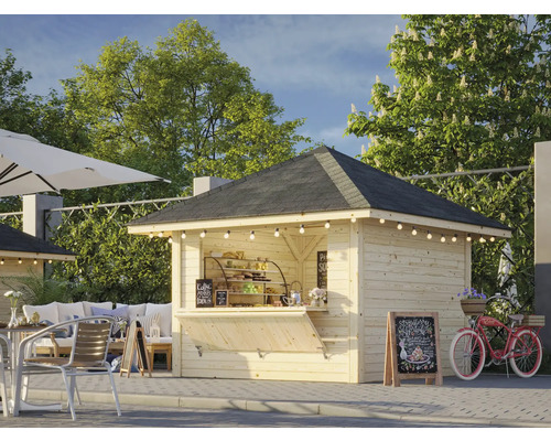 Träkiosk med svart tak, uteplats med bord och stolar