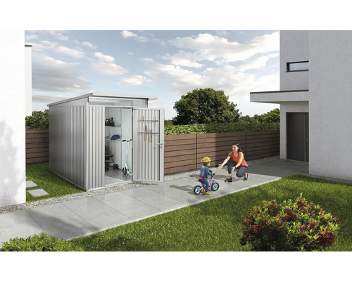 Redskapsbod i metall med öppen dörr, barn på cykel och kvinna i trädgården