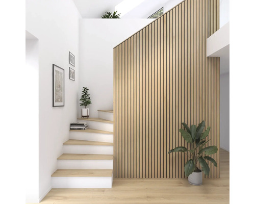 Ljust rum med trappa, träpanelvägg och krukväxter