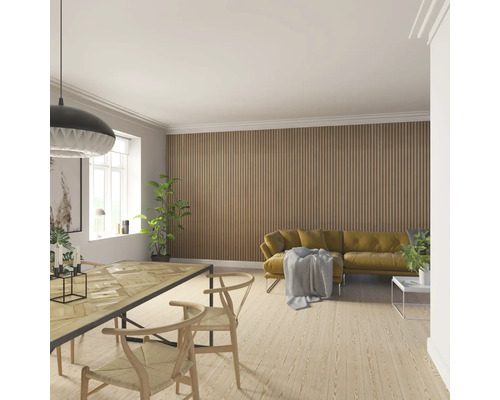 Vardagsrum med matbord, stolar, soffa och väggpaneler