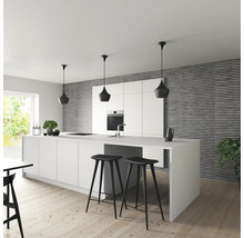 Ljust kök med köksö, barstolar och pendellampor