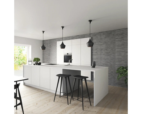 Ljust kök med köksö, barstolar och pendellampor