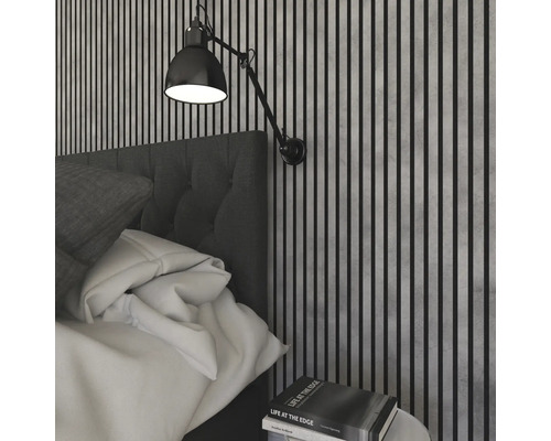 Sovrum med väggpaneler, säng och vägglampa