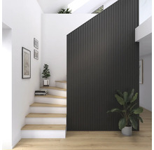 Ljus hall med trappa, väggpaneler och krukväxter