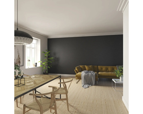 Ljust vardagsrum med trägolv, matbord, stolar och soffa framför en mörk vägg