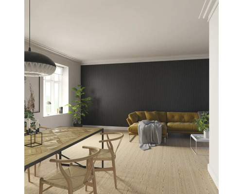 Vardagsrum med matbord, stolar och soffa framför en väggpanel