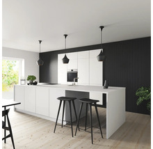 Ljust kök med köksö, svarta barstolar och pendellampor